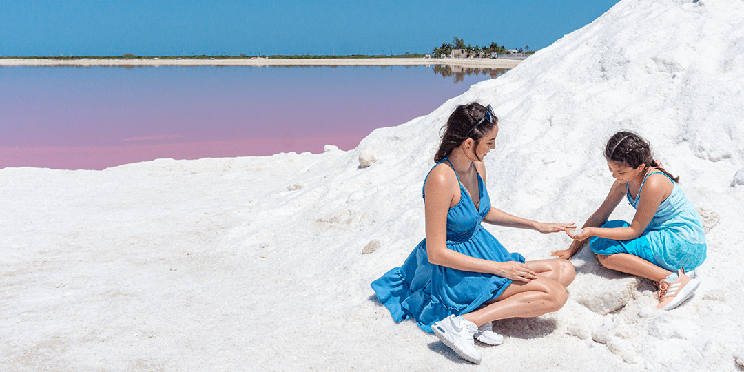 Mamá e hija jugando en un montículo de sal, Salinera Las Coloradas.