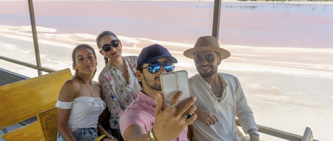 Selfie de visitantes en parque Las Coloradas