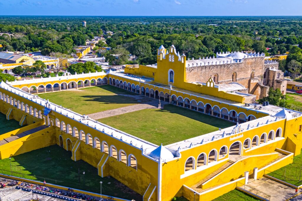 Convento de San Antonio de Padua en Izamal, construido sobre una pirámide maya.