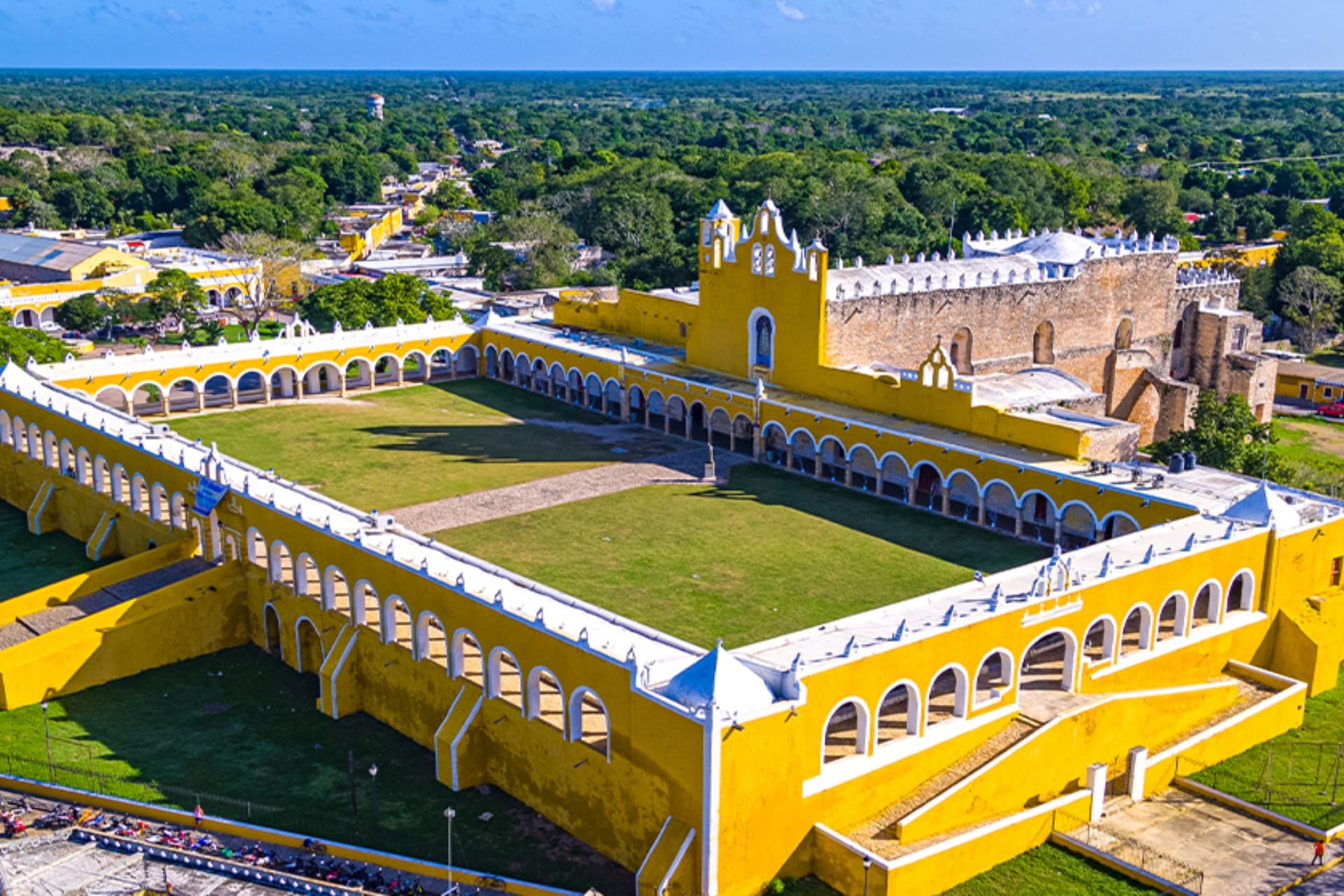 Convento de San Antonio de Padua en Izamal, construido sobre una pirámide maya.