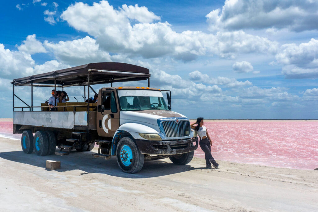 Grupo de turistas disfrutando del safari tour en Las Coloradas.