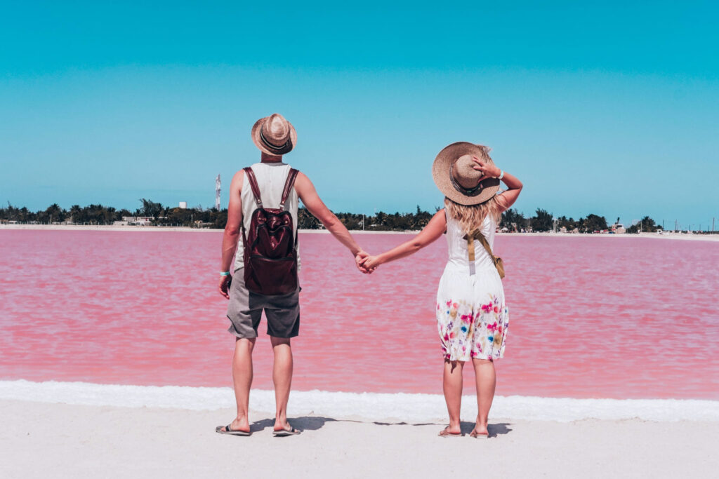 Turistas recorriendo lagunas rosadas con guía en Las Coloradas.