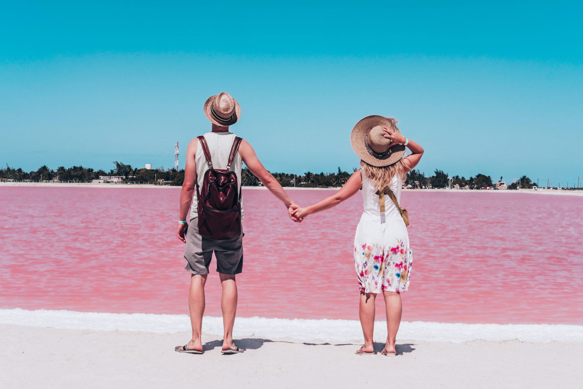 Turistas recorriendo lagunas rosadas con guía en Las Coloradas.