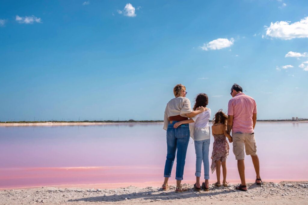 Familia posando viendo las lagunas rosas.