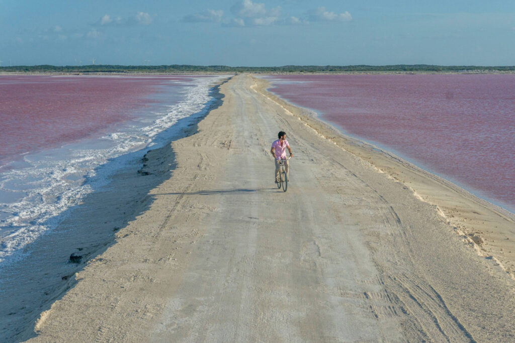 Turista recorriendo en bici, Las Coloradas Parque Turístico.