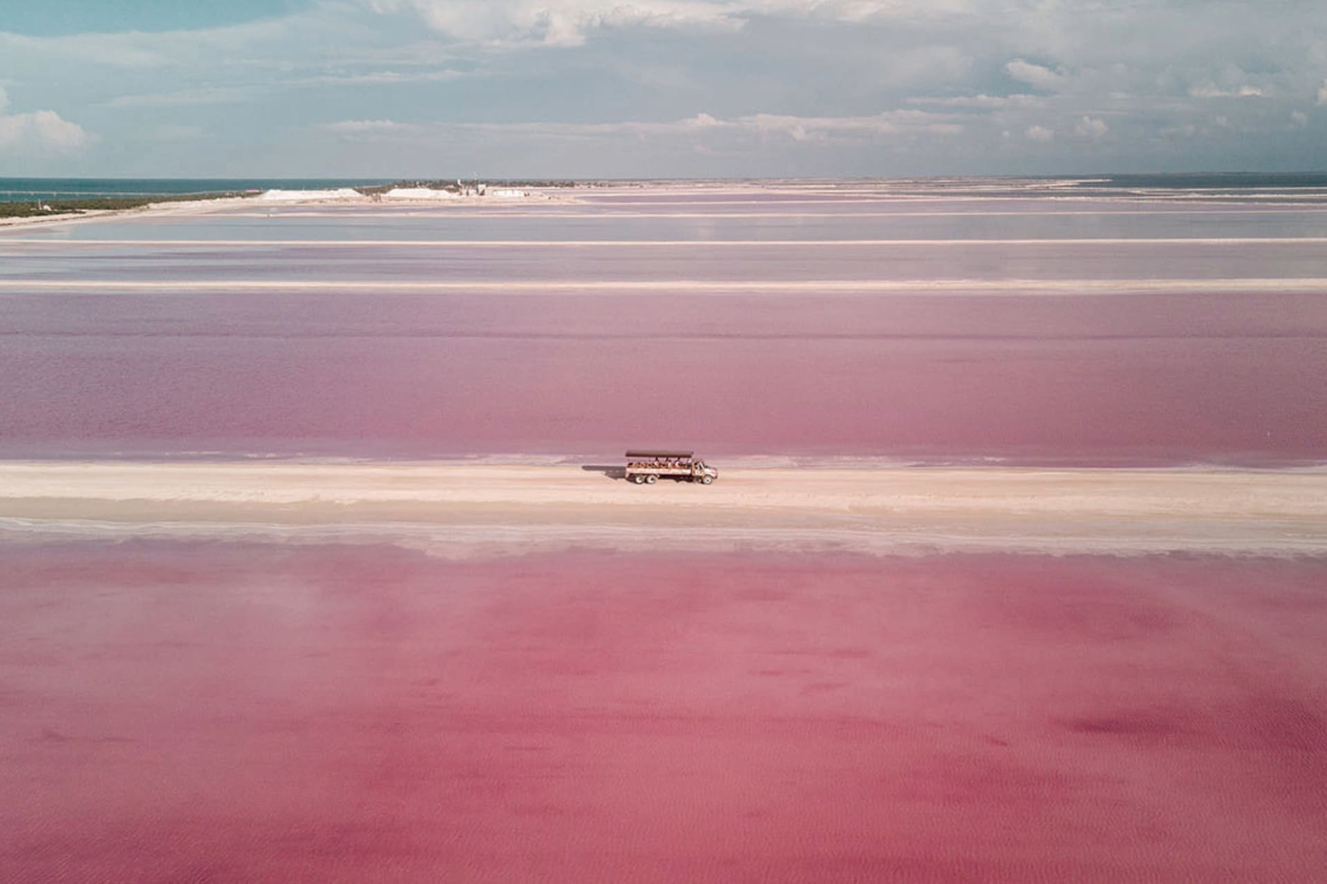 Vista panoramica de lagunas rosadas.